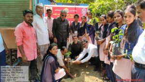 देवळा महाविद्यालयात जागतिक  वसुंधरा दिनानिमित्त देवळ्यात  वृक्षारोपण करतांना  प्राचार्य हितेंद्र आहेर समवेत शिक्षक व विध्यार्थी ( छाया - सोमनाथ जगताप )
