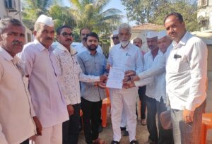 भऊर येथील बँक ऑफ महाराष्ट्र शाखेतील कथित गैर व्यवहार प्रकरणी उर्वरित खातेदारांना न्याय मिळाला या मागणीचे निवेदन पालकमंत्री दादा भुसे यांना देतांना भरत पवार, जितेंद्र आहेर, आण्णा पवार, सत्यम आहेर आदी (छाया - सोमनाथ जगताप )