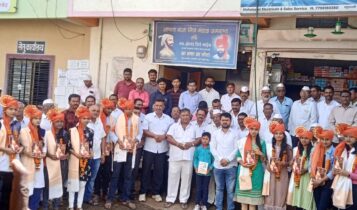 उमराणे  येथे  जाणता राजा मित्र मंडळाच्या वतीने गुणवंन्त विध्यार्थ्यांचा सत्कार व   “ना नफा ना तोटा” या तत्वावर वह्या वाटप करतांना   जि प सदस्य यशवंन्त शिरसाठ ,नंदन देवरे आदी ( छाया -सोमनाथ जगताप )